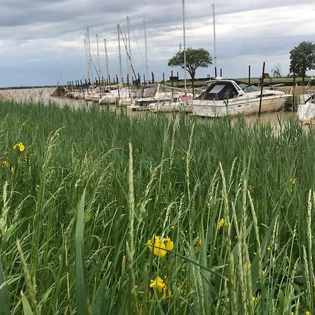 Appartement Avec Vue Panoramique Sur L'Estuaire De La Gironde Plassac  Exterior foto